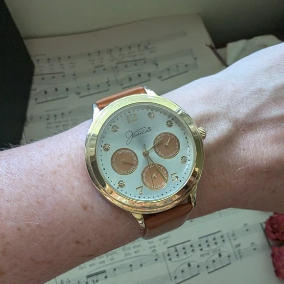 Brown Leather Strap Quartz Watch - Picture 9 of 11